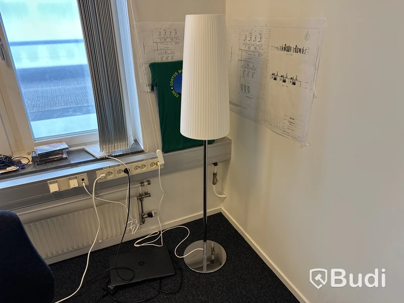 2 Arbetsplatser varav en fast och en manuellt höjbar med vev 2 kontorsstol Asus 24 tum skärm, besöksstol lampa, golvlampa