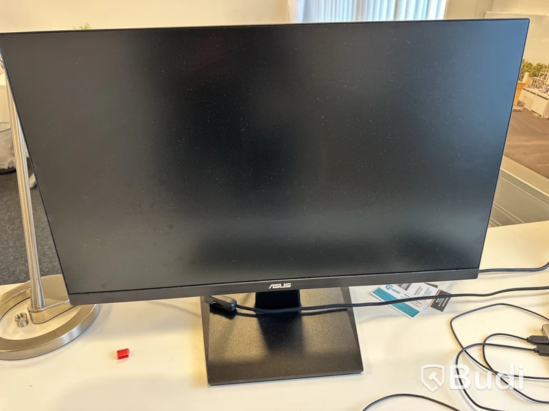 2 Arbetsplatser varav en fast och en manuellt höjbar med vev 2 kontorsstol Asus 24 tum skärm, besöksstol lampa, golvlampa