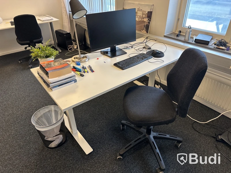 2 Arbetsplatser varav en fast och en manuellt höjbar med vev 2 kontorsstol Asus 24 tum skärm, besöksstol lampa, golvlampa