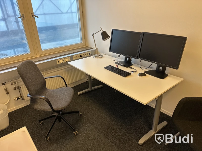 1 arbetsplats med stol, besöksstol, skåp, whitebord, 2 Hp skärmar Z display 24 tum