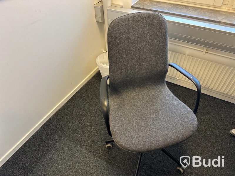 1 arbetsplats med stol, besöksstol, skåp, whitebord, 2 Hp skärmar Z display 24 tum
