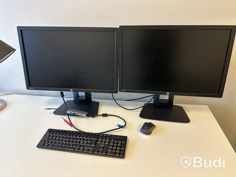1 arbetsplats med stol, besöksstol, skåp, whitebord, 2 Hp skärmar Z display 24 tum