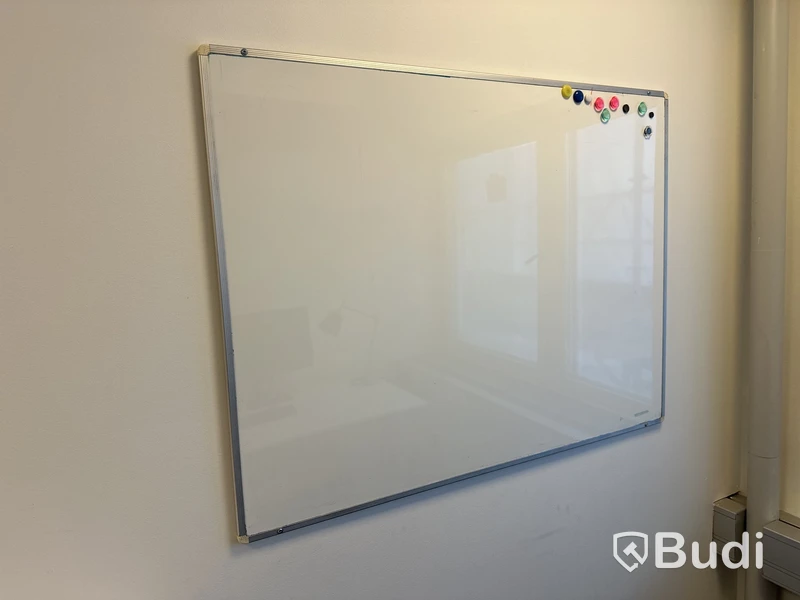 1 arbetsplats med stol, besöksstol, skåp, whitebord, 2 Hp skärmar Z display 24 tum