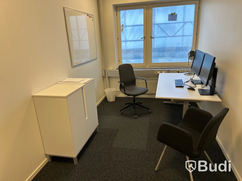1 arbetsplats med stol, besöksstol, skåp, whitebord, 2 Hp skärmar Z display 24 tum