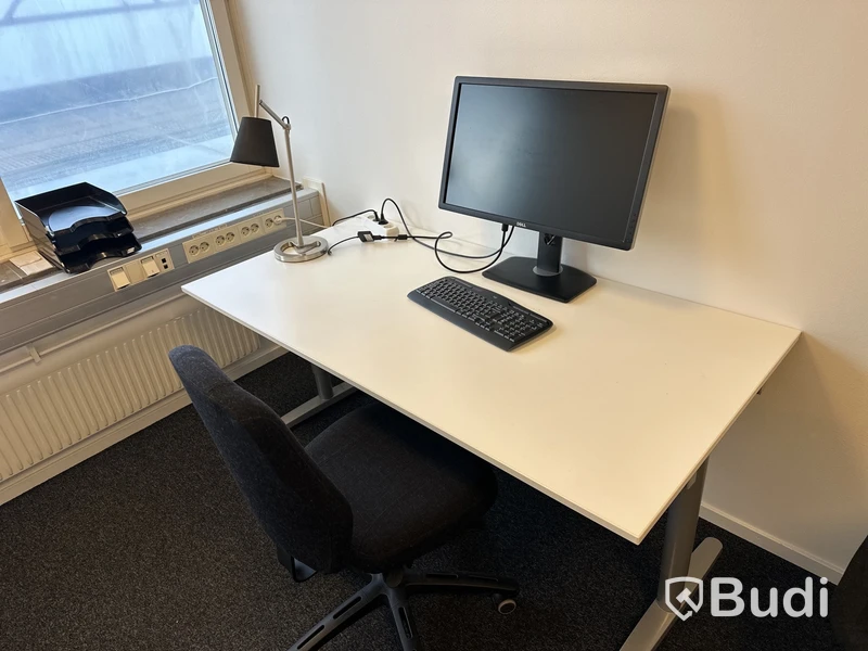1 Arbetsplats med stol, besöksstol, skåp, lampa, Dell bildskärm 27 tum