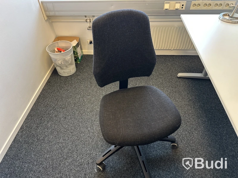 1 Arbetsplats med stol, besöksstol, skåp, lampa, Dell bildskärm 27 tum