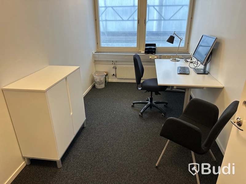 1 Arbetsplats med stol, besöksstol, skåp, lampa, Dell bildskärm 27 tum