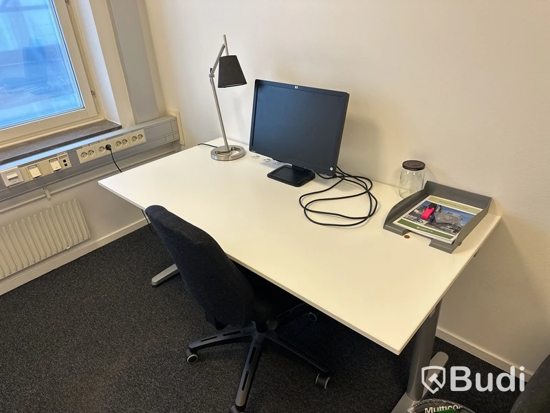 1 Arbetsplats med stol, besöksstol, skåp, lampa, Hp 22 tum skärm   Bord 160 x 80 cm  Skåp 85 x 43 h 95 cm