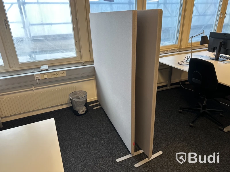 2 Arbetsplats manuellr höjbara med vev med stol, 1 skåp, 2 lampa, Hp 22 tum skärm   Benq. 24 tum skärm Bord 160 x 80 cm  Skåp 85 x 43 h 95 cm 2 st skärmväggar grå 140 x 155 cm / st