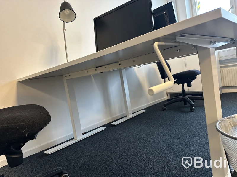2 Arbetsplats manuellr höjbara med vev med stol, 1 skåp, 2 lampa, Hp 22 tum skärm   Benq. 24 tum skärm Bord 160 x 80 cm  Skåp 85 x 43 h 95 cm 2 st skärmväggar grå 140 x 155 cm / st