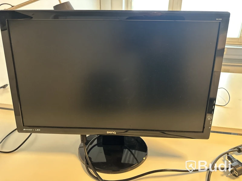 2 Arbetsplats manuellr höjbara med vev med stol, 1 skåp, 2 lampa, Hp 22 tum skärm   Benq. 24 tum skärm Bord 160 x 80 cm  Skåp 85 x 43 h 95 cm 2 st skärmväggar grå 140 x 155 cm / st