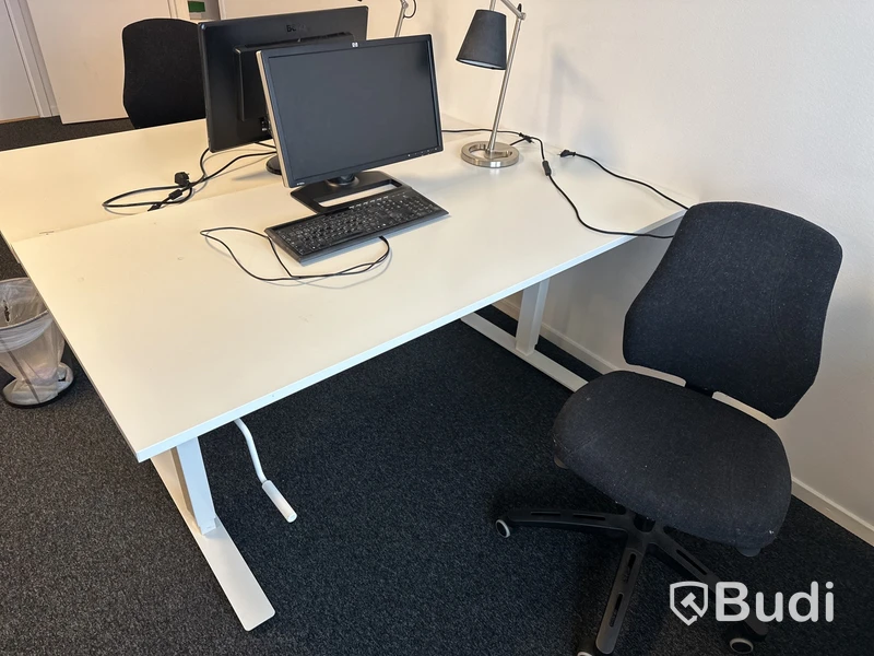 2 Arbetsplats manuellr höjbara med vev med stol, 1 skåp, 2 lampa, Hp 22 tum skärm   Benq. 24 tum skärm Bord 160 x 80 cm  Skåp 85 x 43 h 95 cm 2 st skärmväggar grå 140 x 155 cm / st