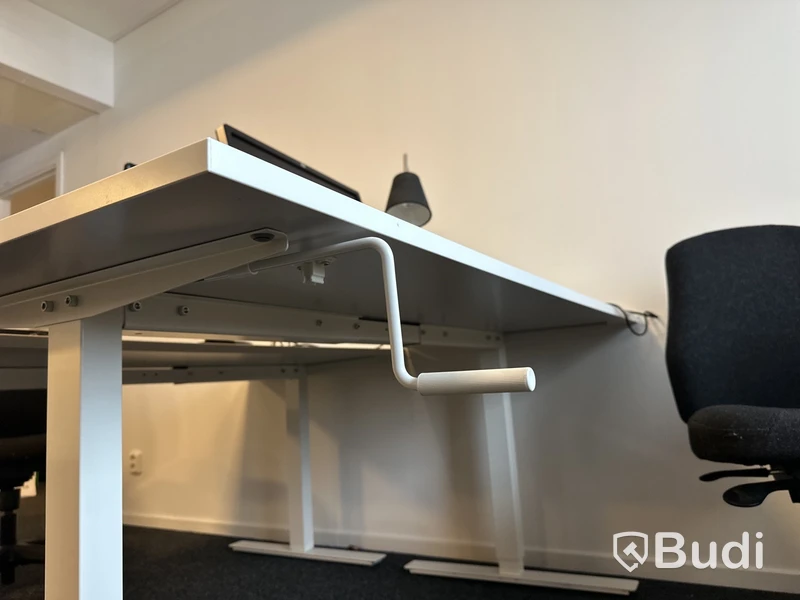 2 Arbetsplats manuellr höjbara med vev med stol, 1 skåp, 2 lampa, Hp 22 tum skärm   Benq. 24 tum skärm Bord 160 x 80 cm  Skåp 85 x 43 h 95 cm 2 st skärmväggar grå 140 x 155 cm / st