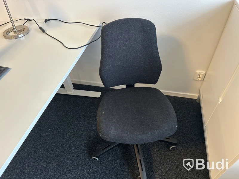 2 Arbetsplats manuellr höjbara med vev med stol, 1 skåp, 2 lampa, Hp 22 tum skärm   Benq. 24 tum skärm Bord 160 x 80 cm  Skåp 85 x 43 h 95 cm 2 st skärmväggar grå 140 x 155 cm / st