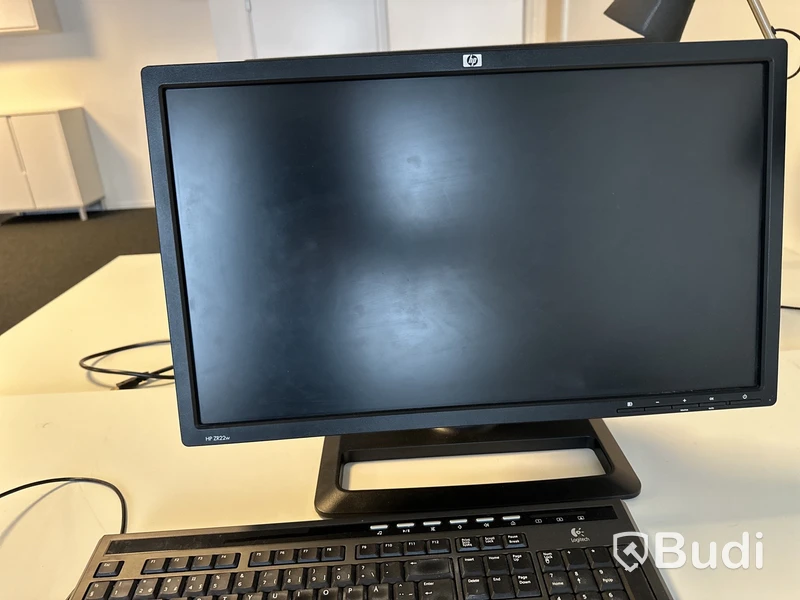 2 Arbetsplats manuellr höjbara med vev med stol, 1 skåp, 2 lampa, Hp 22 tum skärm   Benq. 24 tum skärm Bord 160 x 80 cm  Skåp 85 x 43 h 95 cm 2 st skärmväggar grå 140 x 155 cm / st