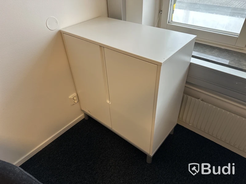 2 Arbetsplats manuellr höjbara med vev med stol, 1 skåp, 2 lampa, Hp 22 tum skärm   Benq. 24 tum skärm Bord 160 x 80 cm  Skåp 85 x 43 h 95 cm 2 st skärmväggar grå 140 x 155 cm / st