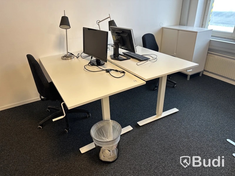 2 Arbetsplats manuellr höjbara med vev med stol, 1 skåp, 2 lampa, Hp 22 tum skärm   Benq. 24 tum skärm Bord 160 x 80 cm  Skåp 85 x 43 h 95 cm 2 st skärmväggar grå 140 x 155 cm / st