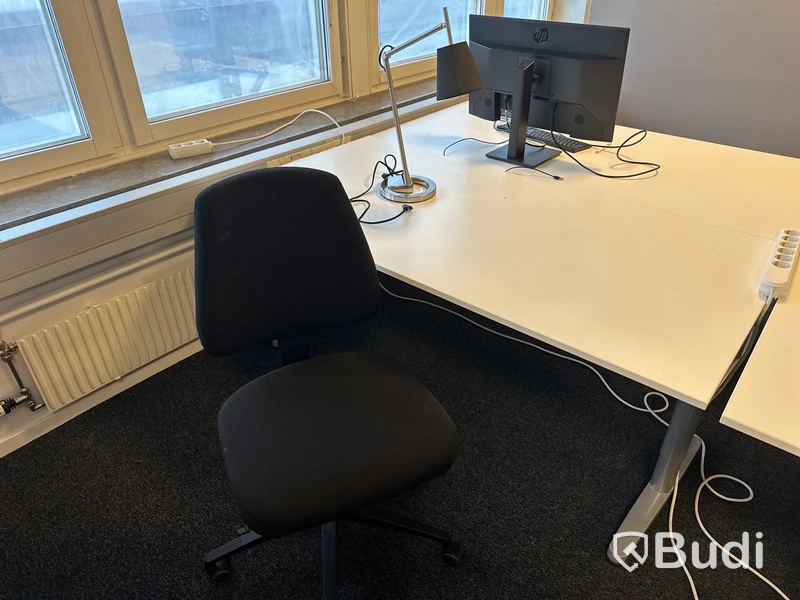 2 Arbetsplats med 2 st stol, 1 skåp, 2 väggskåp 1 lampa, Hp 27 tum skärm  Bord 160 x 80 cm  Skåp 85 x 43 h 95 cm 2 st skärmväggar grå 140 x 155 cm / st