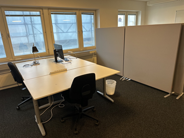 2 Arbetsplats med 2 st stol, 1 skåp, 2 väggskåp 1 lampa, Hp 27 tum skärm  Bord 160 x 80 cm  Skåp 85 x 43 h 95 cm 2 st skärmväggar grå 140 x 155 cm / st