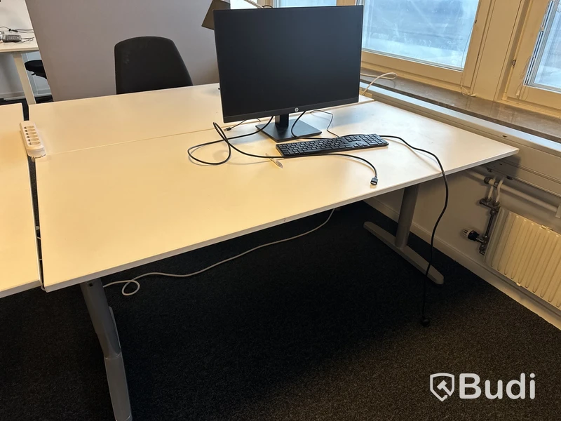 2 Arbetsplats med 2 st stol, 1 skåp, 2 väggskåp 1 lampa, Hp 27 tum skärm  Bord 160 x 80 cm  Skåp 85 x 43 h 95 cm 2 st skärmväggar grå 140 x 155 cm / st