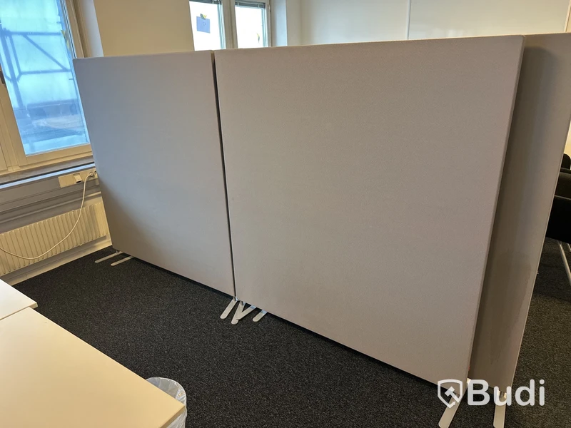 2 Arbetsplats med 2 st stol, 1 skåp, 2 väggskåp 1 lampa, Hp 27 tum skärm  Bord 160 x 80 cm  Skåp 85 x 43 h 95 cm 2 st skärmväggar grå 140 x 155 cm / st