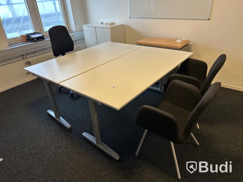 2 arbetsplatser 2 kontorsstol 2 besöksstolar 1 hurtch 1 skåp whitebord 2 skärmvägg
