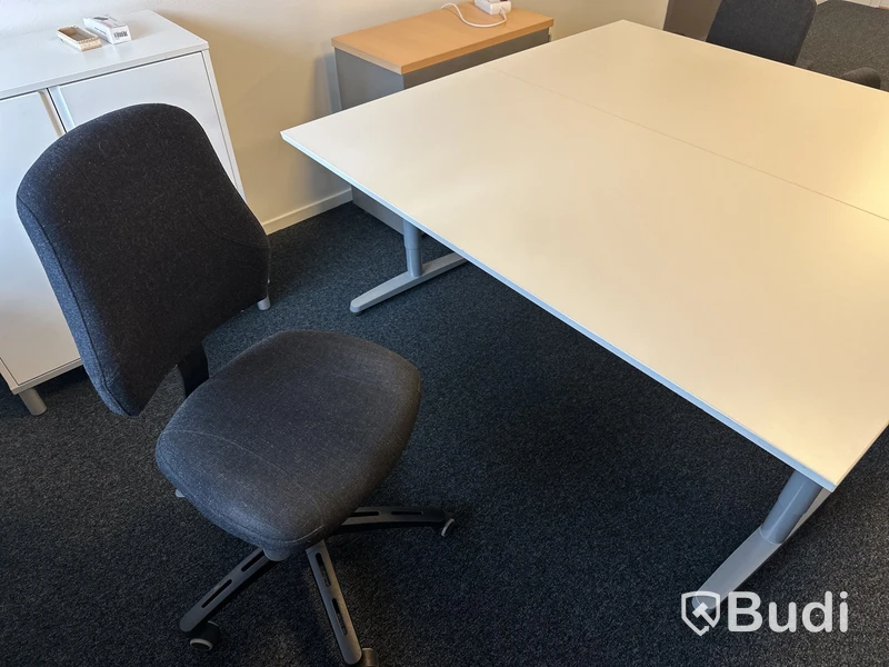 2 arbetsplatser 2 kontorsstol 2 besöksstolar 1 hurtch 1 skåp whitebord 2 skärmvägg