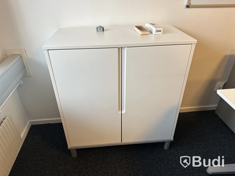 2 arbetsplatser 2 kontorsstol 2 besöksstolar 1 hurtch 1 skåp whitebord 2 skärmvägg