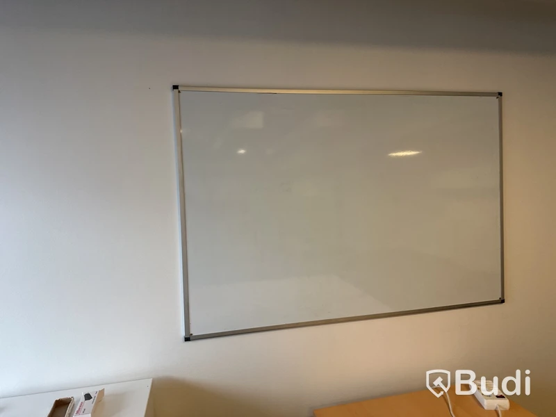 2 arbetsplatser 2 kontorsstol 2 besöksstolar 1 hurtch 1 skåp whitebord 2 skärmvägg