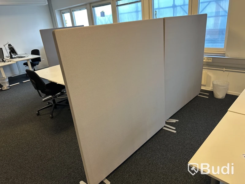 2 arbetsplatser 2 kontorsstol 2 besöksstolar 1 hurtch 1 skåp whitebord 2 skärmvägg