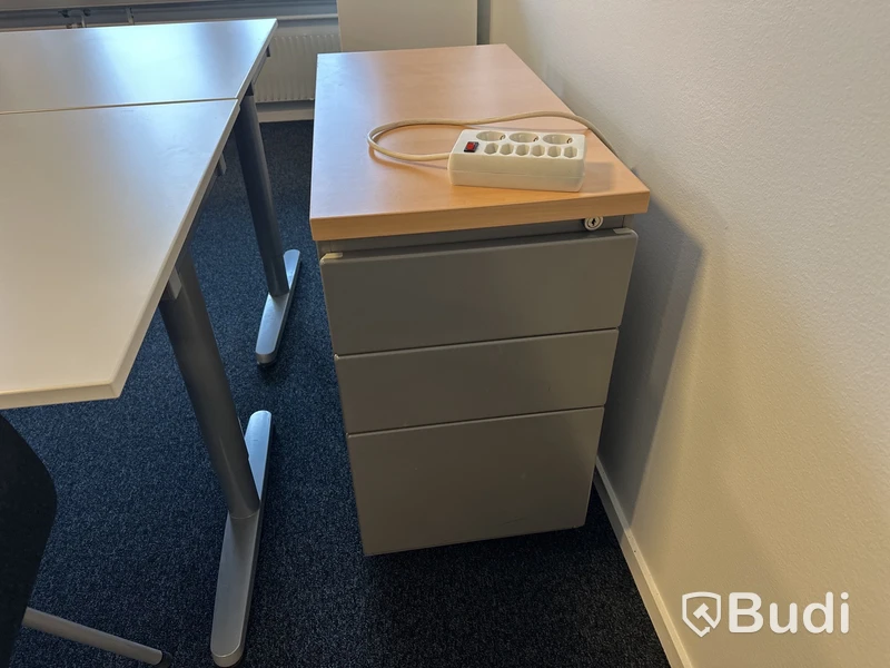 2 arbetsplatser 2 kontorsstol 2 besöksstolar 1 hurtch 1 skåp whitebord 2 skärmvägg
