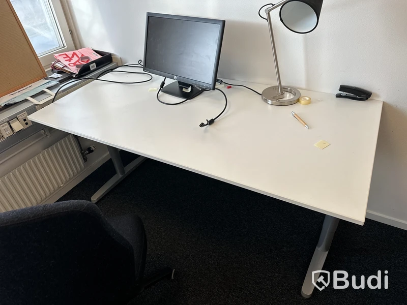 1 Arbetsplats med stol, besöksstol, lampa, Hp 22 tum skärm