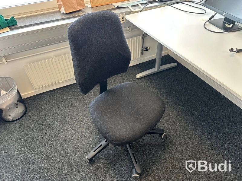 1 Arbetsplats med stol, besöksstol, lampa, Hp 22 tum skärm
