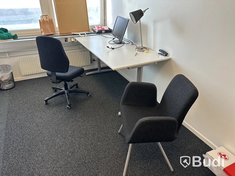 1 Arbetsplats med stol, besöksstol, lampa, Hp 22 tum skärm