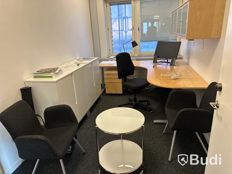 1 arbetsplats med stol 2 besöksstolar, hurtch, överskåp, 2 skåp golv, litet runt bord Philips 276E bildskärm, logitech högtalare