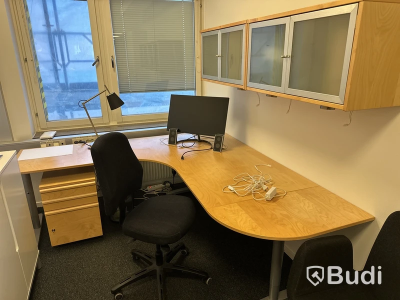 1 arbetsplats med stol 2 besöksstolar, hurtch, överskåp, 2 skåp golv, litet runt bord Philips 276E bildskärm, logitech högtalare