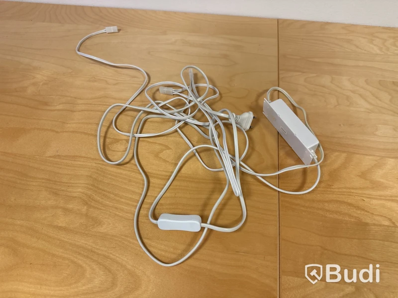 1 arbetsplats med stol 2 besöksstolar, hurtch, överskåp, 2 skåp golv, litet runt bord Philips 276E bildskärm, logitech högtalare
