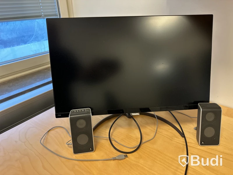 1 arbetsplats med stol 2 besöksstolar, hurtch, överskåp, 2 skåp golv, litet runt bord Philips 276E bildskärm, logitech högtalare