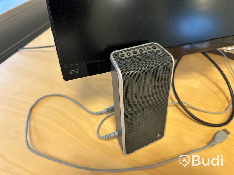 1 arbetsplats med stol 2 besöksstolar, hurtch, överskåp, 2 skåp golv, litet runt bord Philips 276E bildskärm, logitech högtalare