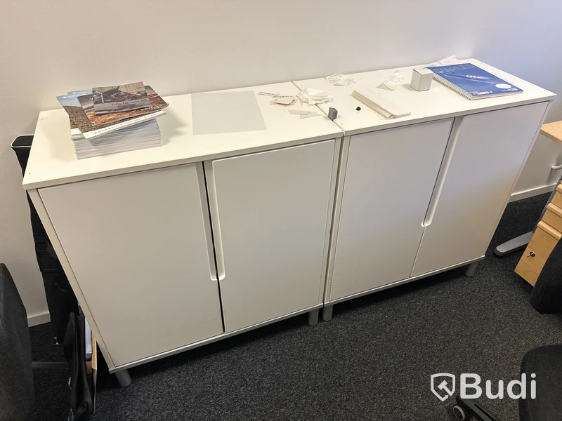 1 arbetsplats med stol 2 besöksstolar, hurtch, överskåp, 2 skåp golv, litet runt bord Philips 276E bildskärm, logitech högtalare