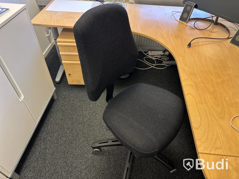 1 arbetsplats med stol 2 besöksstolar, hurtch, överskåp, 2 skåp golv, litet runt bord Philips 276E bildskärm, logitech högtalare