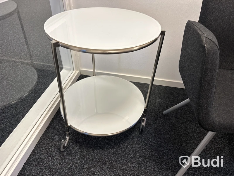 1 arbetsplats med stol 2 besöksstolar, hurtch, överskåp, 2 skåp golv, litet runt bord Philips 276E bildskärm, logitech högtalare