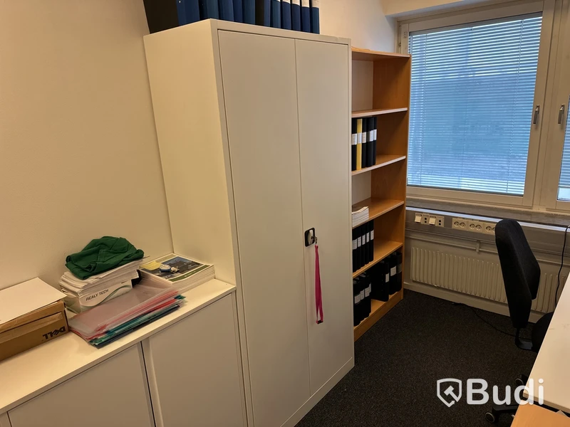 1 Arbetsplats med stol, besöksstol, hurtch, skåp, arkivskåp plåt hylla, runt litet bord lampa