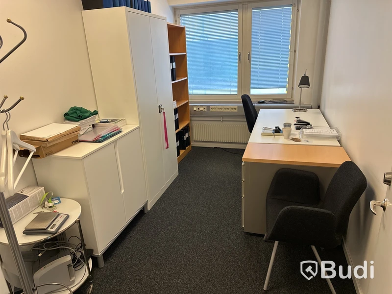 1 Arbetsplats med stol, besöksstol, hurtch, skåp, arkivskåp plåt hylla, runt litet bord lampa