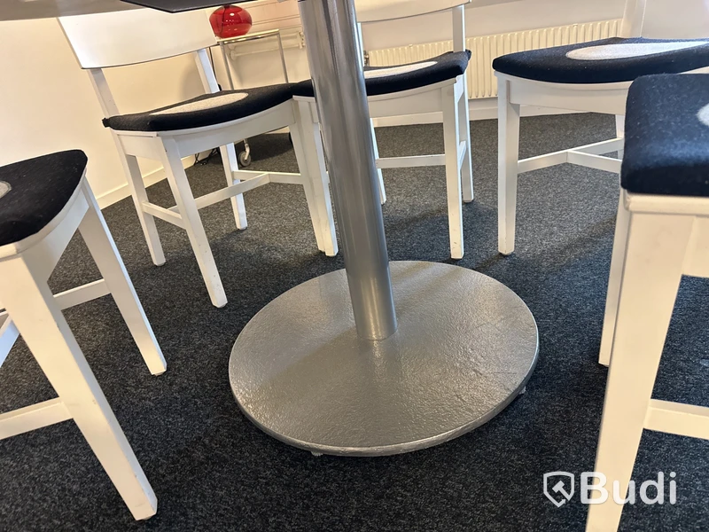 Runt matbord diameter ca 120 cm med 6 stolar
