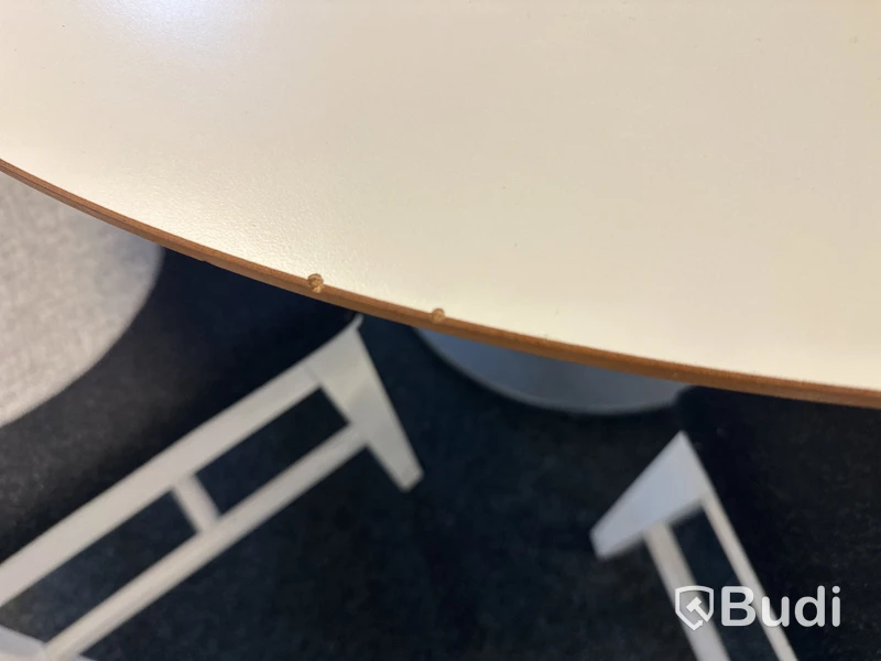 Runt matbord diameter ca 120 cm med 6 stolar