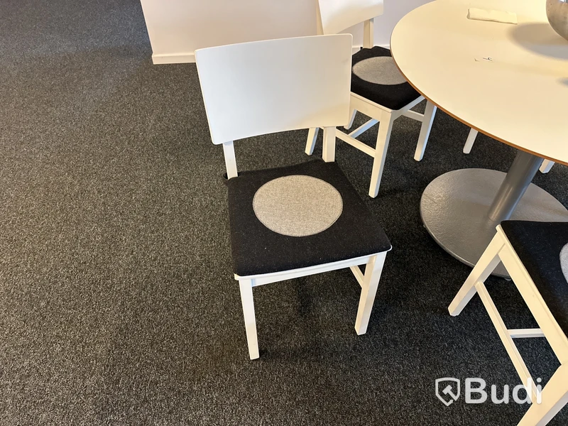 Runt matbord diameter ca 120 cm med 6 stolar