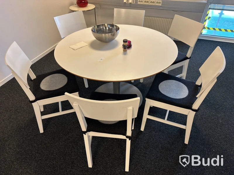 Runt matbord diameter ca 120 cm med 6 stolar