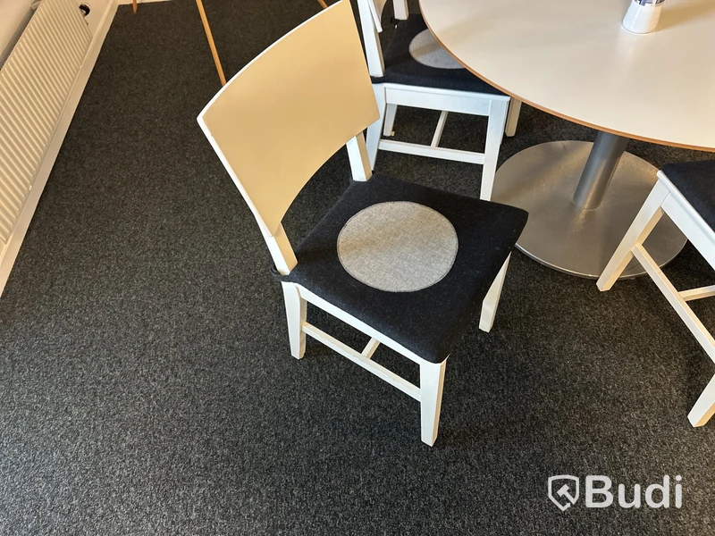 Runt matbord diameter ca 120 cm med 6 stolar