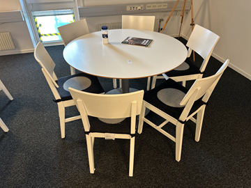 Runt matbord diameter ca 120 cm med 6 stolar 